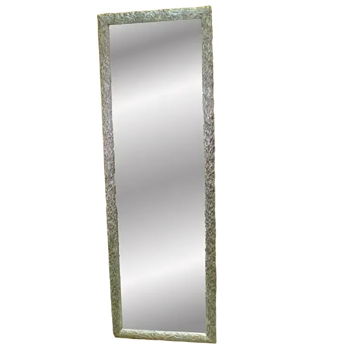 Зеркало в деревянной рамке с декором серебряного цвета